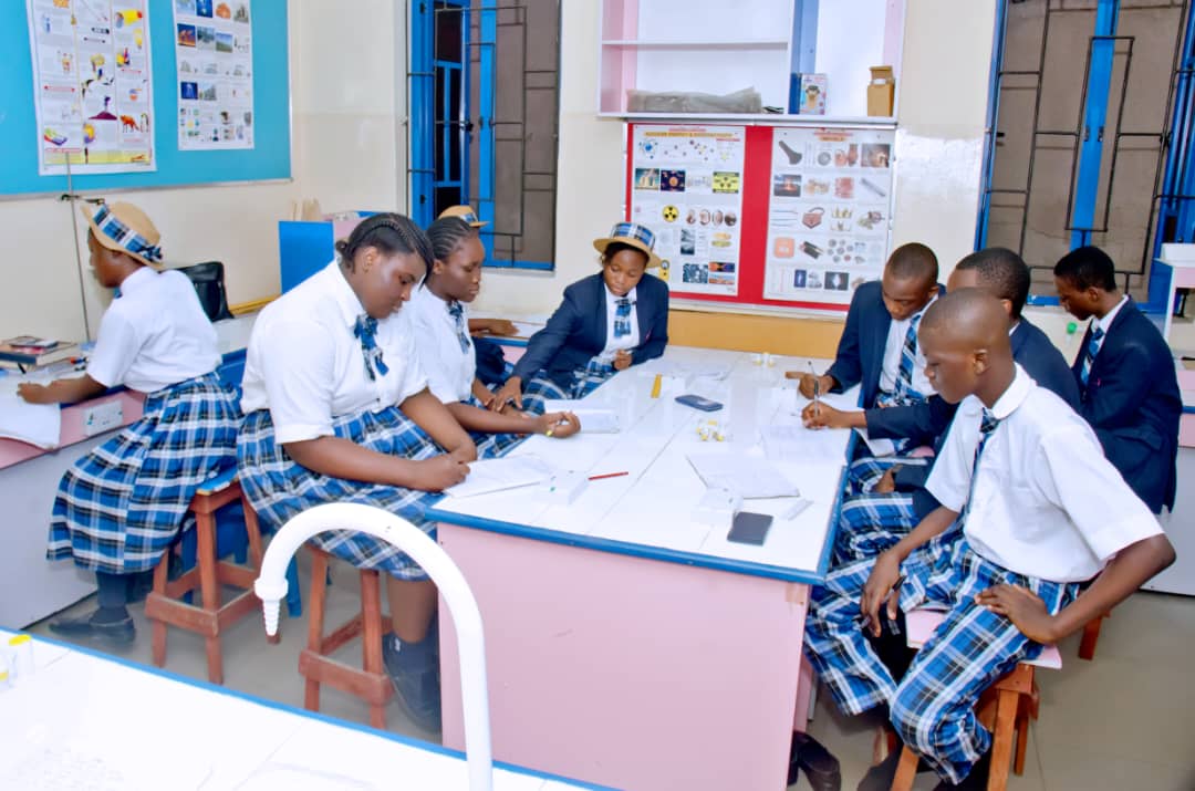 Secondary students in lab